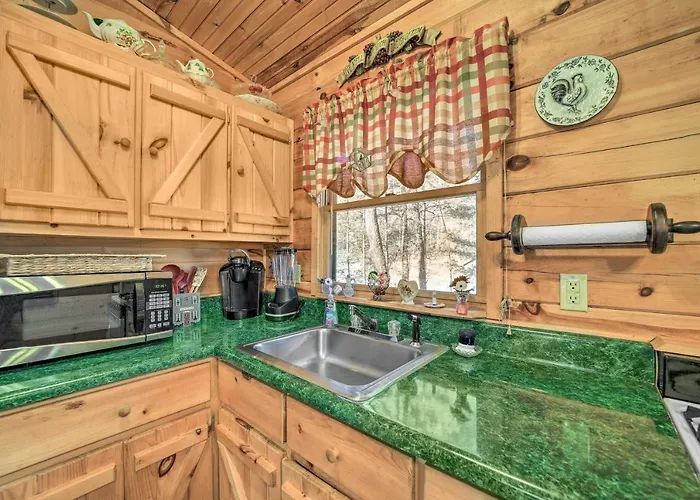 Franklin Cabin With Porch Near Hiking And Waterfalls!