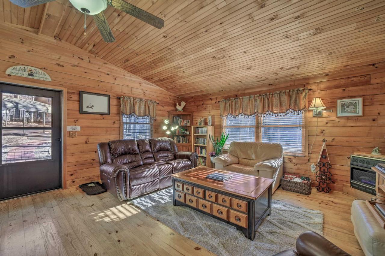 With Porch Near Hiking And Waterfalls! Holiday home